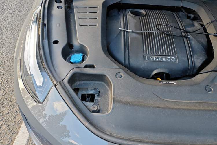 Used Lynk & Co 02 2019 1.5T DCT Two-Wheel Drive Pro Edition China VI Standard Engine Bay Right