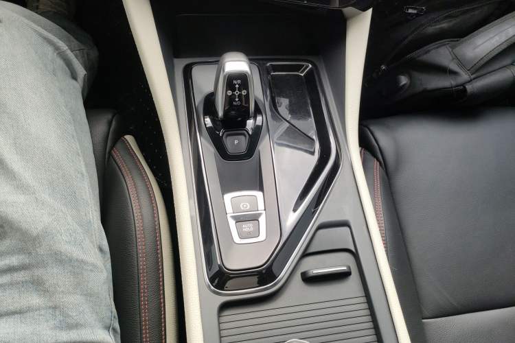 Used Lynk & Co 02 2019 High-Energy Edition 2.0T Automatic Two-Wheel Drive Zhaoban Model China VI Standard Gear Lever