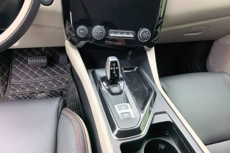Used Lynk & Co 02 2019 1.5T DCT Two-Wheel Drive Zhaoban Version China VI Standard Gear Lever