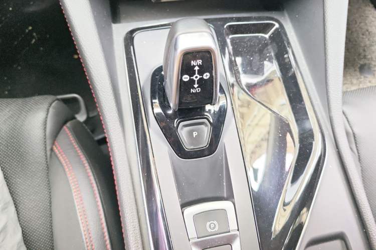 Used Lynk & Co 02 2019 High-Energy Edition 2.0T Automatic Two-Wheel Drive Rugged Version China VI Standard Gear Lever
