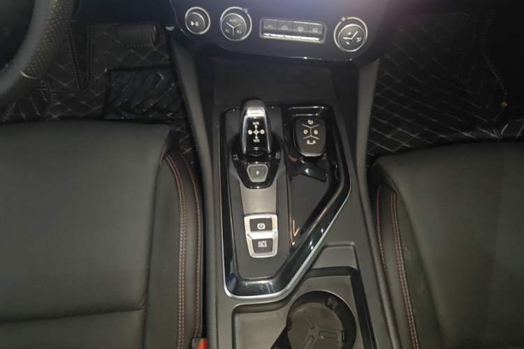 Used Lynk & Co 02 2019 1.5T DCT Two-Wheel Drive Pro Edition China VI Standard Gear Lever
