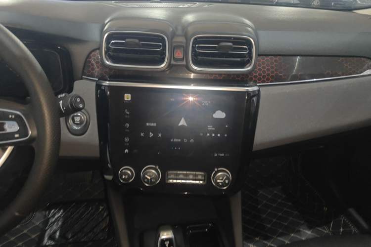 Used Lynk & Co 02 2019 1.5T DCT Two-Wheel Drive Pro Edition China VI Standard Interior 5