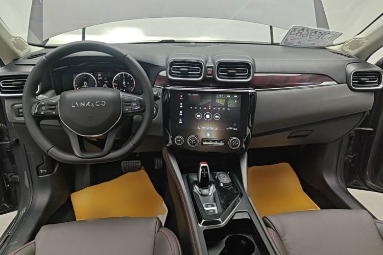 Used Lynk & Co 02 2019 High-Energy Edition 2.0T Automatic Two-Wheel Drive Zhaoban Model China VI Standard Center Console