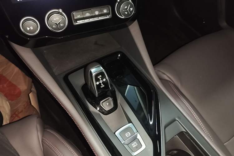 Used Lynk & Co 02 2019 1.5T DCT Two-Wheel Drive Shine Pro Edition China VI Standard Gear Lever