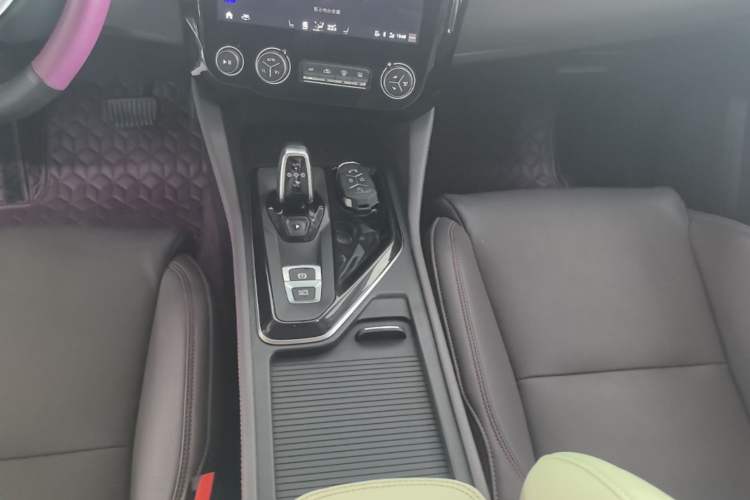 Used Lynk & Co 02 2019 1.5T DCT Two-Wheel Drive Shine Pro Edition China VI Standard Gear Lever