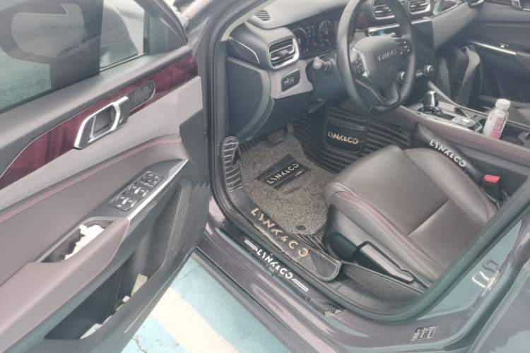Used Lynk & Co 02 2019 High-Energy Edition 2.0T Automatic Two-Wheel Drive Zhaoban Model China VI Standard Interior 3