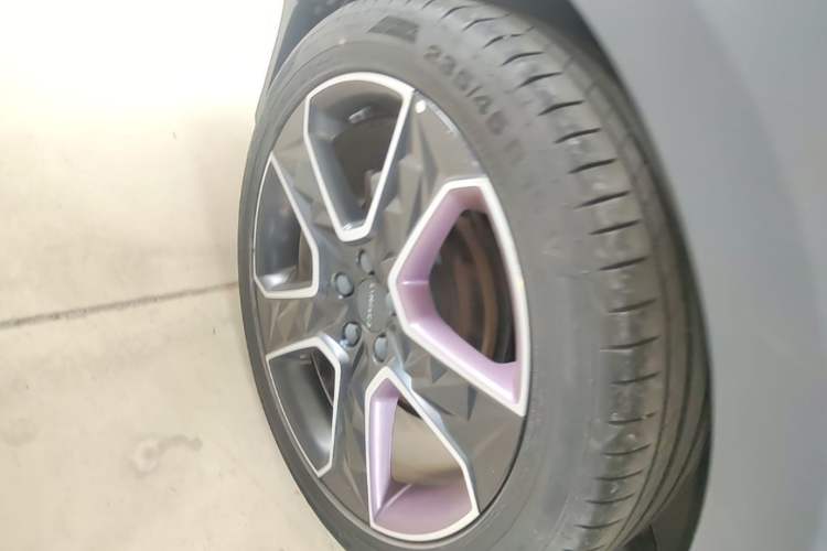 Used Lynk & Co 02 2019 High-Energy Edition 2.0T Automatic Two-Wheel Drive Shine Pro Edition China VI Standard Right Rear Wheel Hub