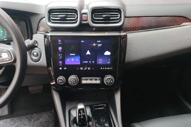 Used Lynk & Co 02 2019 1.5T DCT Two-Wheel Drive Pro Edition China VI Standard Audio And AC Panel