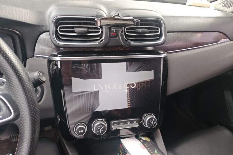 Used Lynk & Co 02 2019 1.5T DCT Two-Wheel Drive Pro Edition China VI Standard Audio And AC Panel