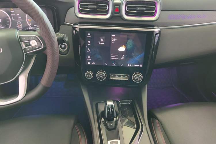 Used Lynk & Co 02 2019 1.5T DCT Two-Wheel Drive Pro Edition China VI Standard Audio And AC Panel