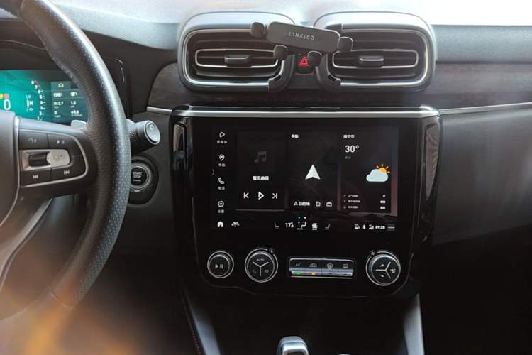 Used Lynk & Co 02 2019 1.5T DCT Two-Wheel Drive Pro Edition China VI Standard Audio And AC Panel