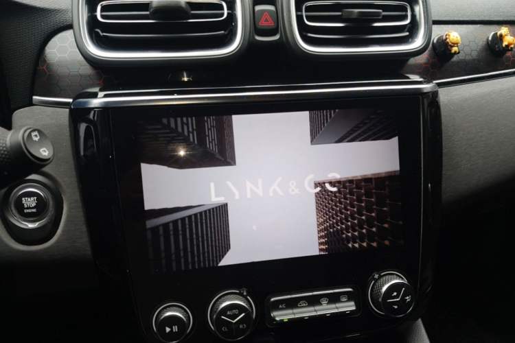 Used Lynk & Co 02 2019 1.5T DCT Two-Wheel Drive Pro Edition China VI Standard Audio And AC Panel
