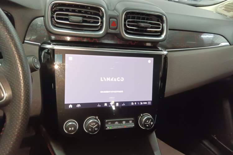 Used Lynk & Co 02 2019 1.5T DCT Two-Wheel Drive Pro Edition China VI Standard Audio And AC Panel