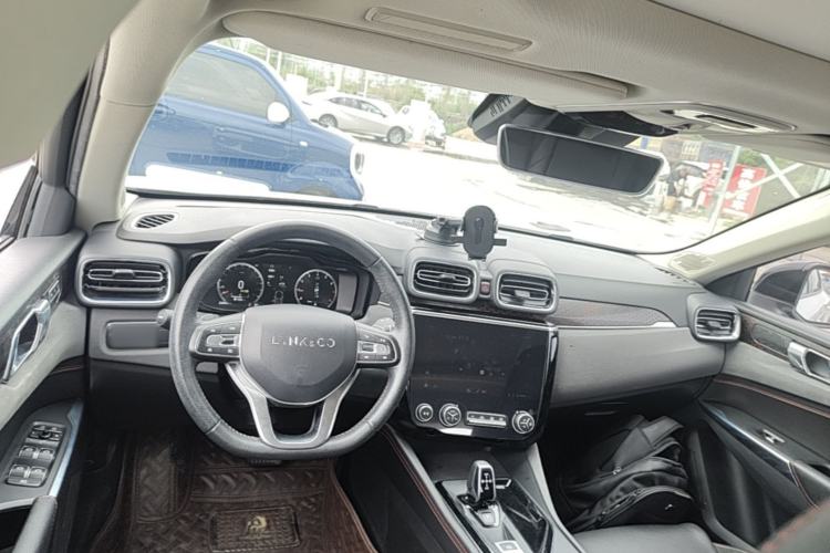 Used Lynk & Co 02 2019 1.5T DCT Two-Wheel Drive Pro Edition China VI Standard Center Console