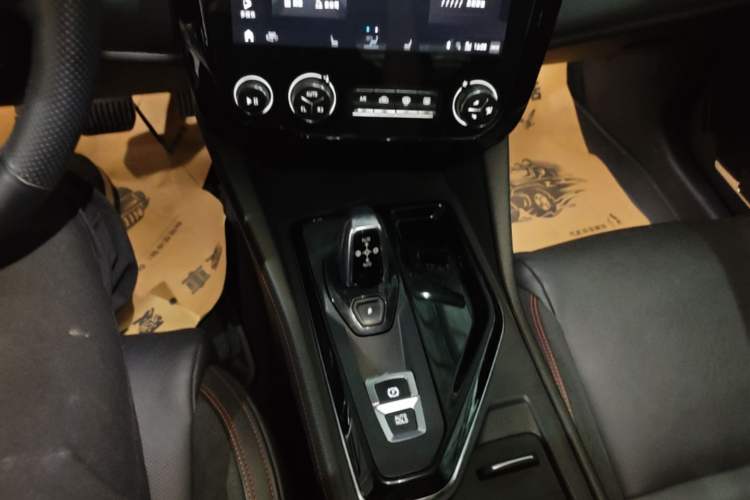 Used Lynk & Co 02 2019 High-Energy Edition 2.0T Automatic Two-Wheel Drive Pro Version China VI Standard Gear Lever