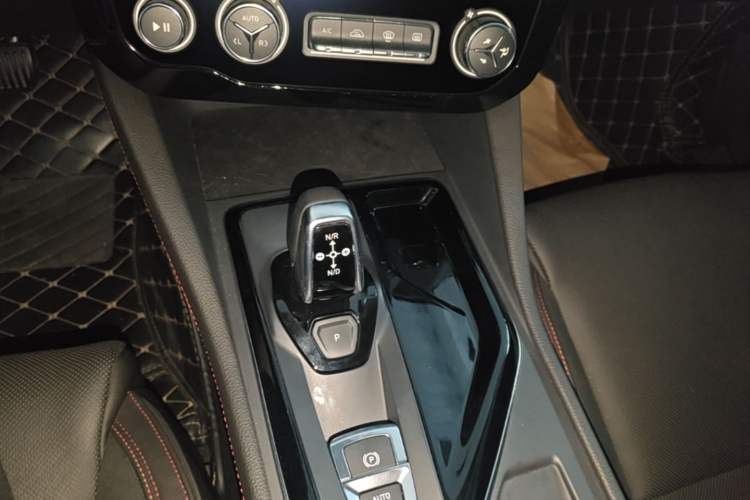 Used Lynk & Co 02 2019 High-Energy Edition 2.0T Automatic Two-Wheel Drive Pro Version China VI Standard Gear Lever