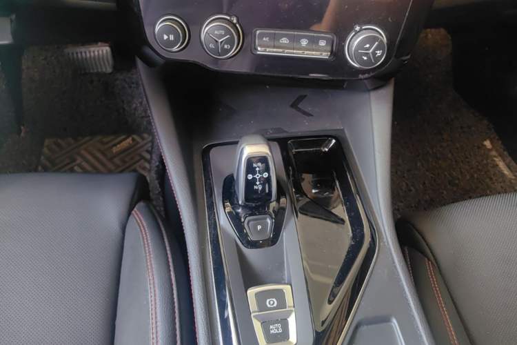 Used Lynk & Co 02 2019 1.5T DCT Two-Wheel Drive Pro Edition China VI Standard Gear Lever