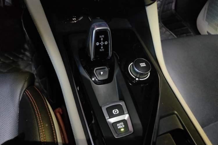 Used Lynk & Co 02 2020 High-Energy Edition 2.0T Automatic Two-Wheel Drive Shine Pro Edition Gear Lever