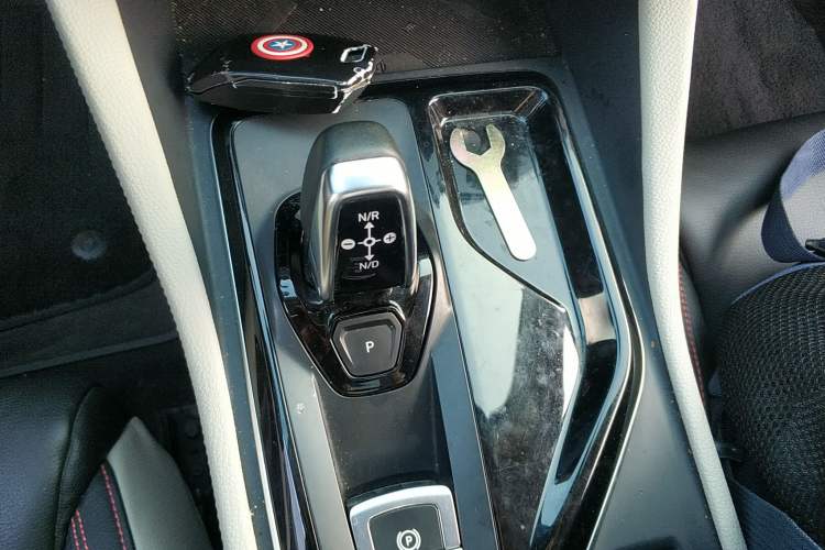 Used Lynk & Co 02 2020 High-Energy Edition 2.0T Automatic Two-Wheel Drive Shine Pro Edition Gear Lever