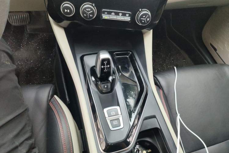 Used Lynk & Co 02 2020 High-Energy Edition 2.0T Automatic Two-Wheel Drive Shine Pro Edition Gear Lever