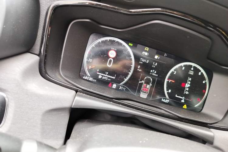 Used Lynk & Co 02 2020 1.5T DCT Two-Wheel Drive Pro Edition Odometer Close Up