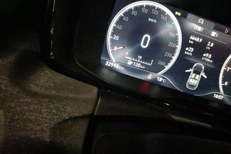 Used Lynk & Co 02 2020 1.5T DCT Two-Wheel Drive Pro Edition Odometer Close Up