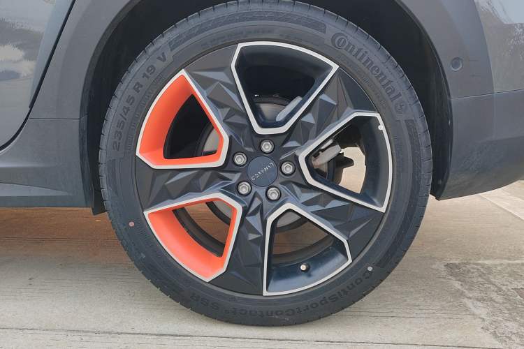 Used Lynk & Co 02 2021 2.0TD Automatic Two-Wheel Drive Zhaoshang Champion Edition Right Rear Wheel Hub