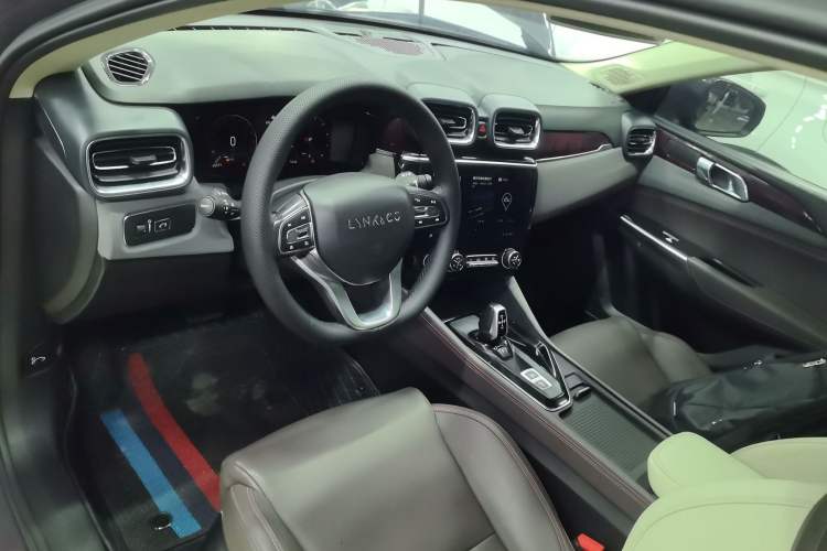 Used Lynk & Co 02 2021 1.5TD DCT Two-Wheel Drive Zhaoyao Plus Center Console