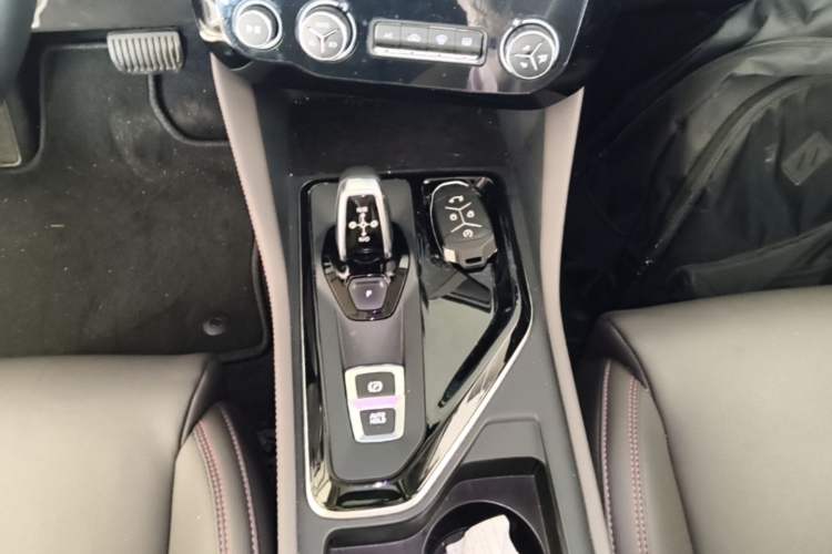 Used Lynk & Co 02 2021 1.5TD DCT Two-Wheel Drive Champion Edition Gear Lever