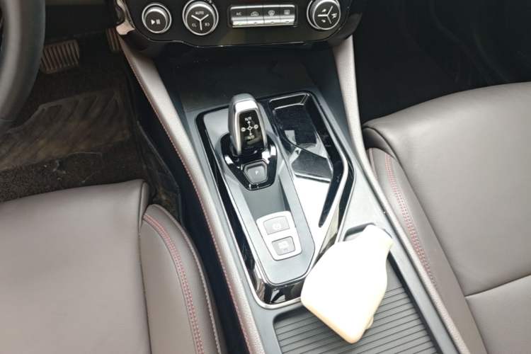 Used Lynk & Co 02 2021 1.5TD DCT Two-Wheel Drive Champion Edition Gear Lever