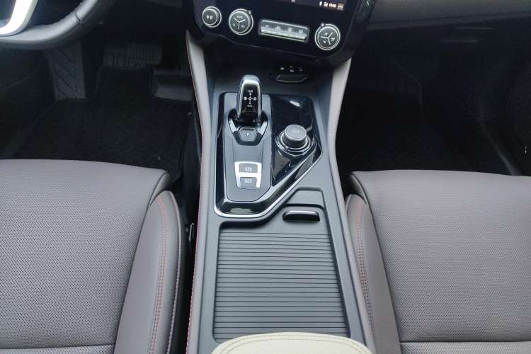 Used Lynk & Co 02 2021 2.0TD Automatic Two-Wheel Drive Zhaoshang Champion Edition Gear Lever