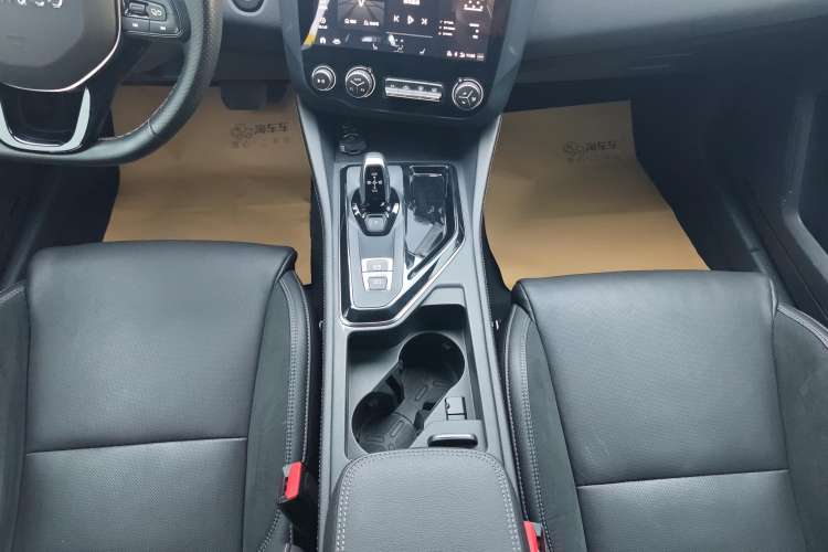 Used Lynk & Co 02 2021 1.5TD DCT Two-Wheel Drive Champion Edition Gear Lever