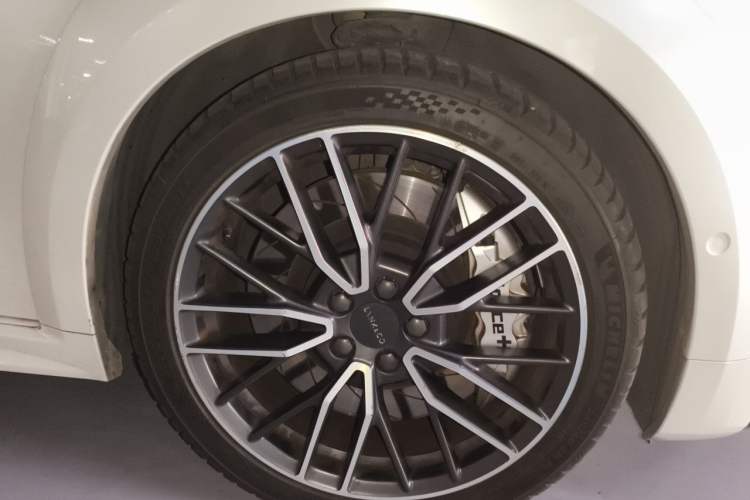 Used Lynk & Co 02  Right Front Wheel Hub