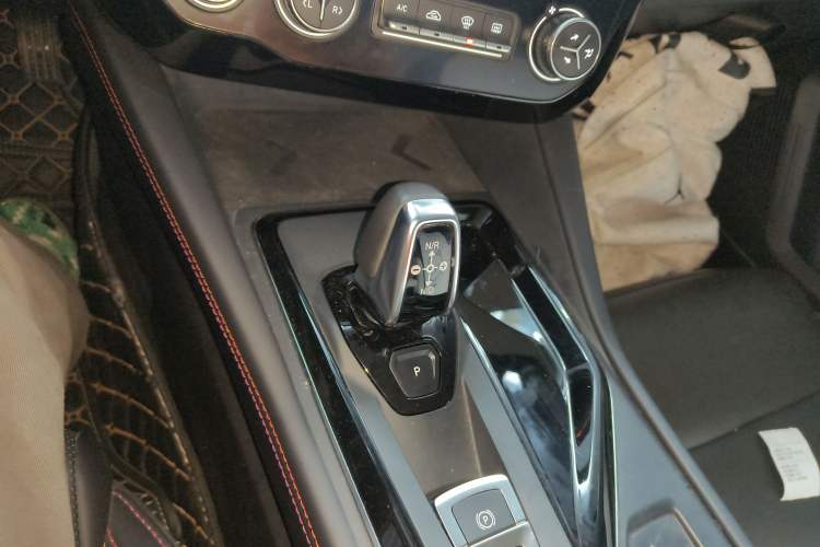 Used Lynk & Co 02 2022 1.5T DCT Shine Pro Gear Lever