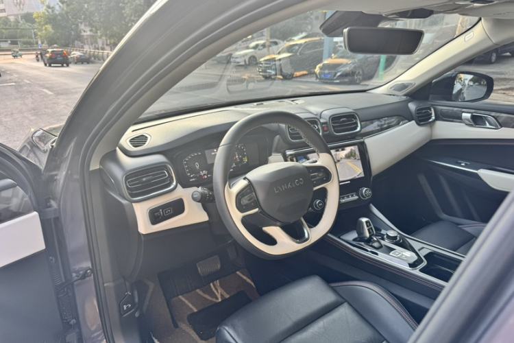 Used Lynk & Co 02 2022 2.0T DCT Shine Pro Interior 5