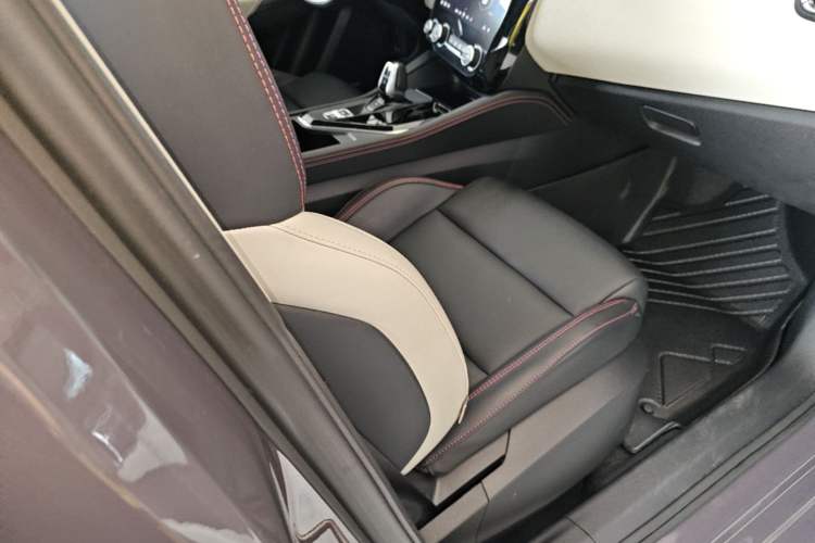 Used Lynk & Co 02 2022 1.5T DCT Shine Plus Right Front Seat