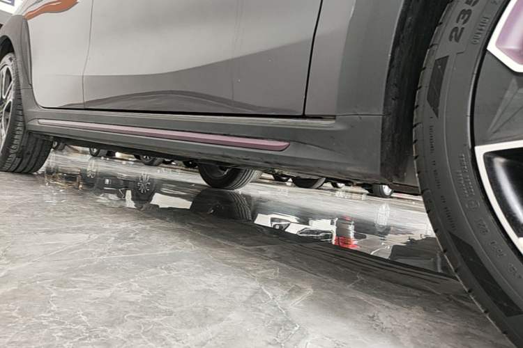 Used Lynk & Co 02 2022 2.0T DCT Shine Pro Right Side Sill
