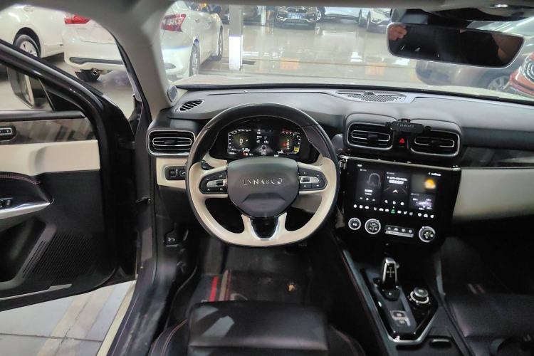 Used Lynk & Co 02 2022 2.0T DCT Shine Pro Interior 2