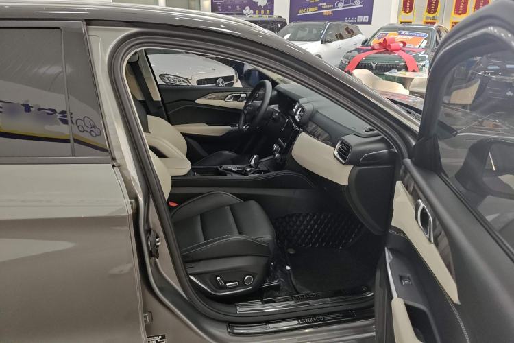 Used Lynk & Co 02 2022 2.0T DCT Shine Pro Right Front Seat