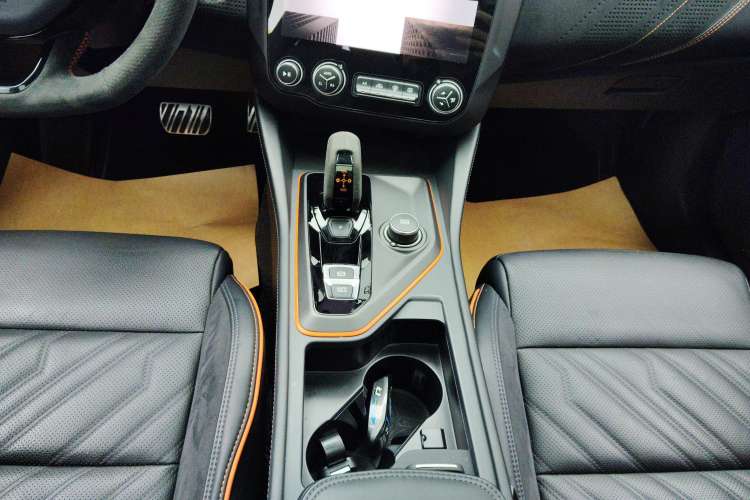 Used Lynk & Co 02 Hatchback 2021 2.0TD Halo Driving Control Kit Edition Gear Lever