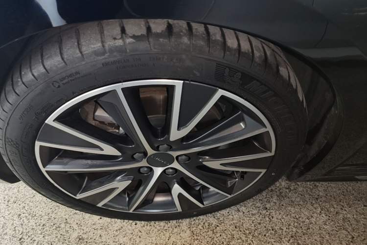 Used Lynk & Co 02 Hatchback 2021 2.0TD Halo Left Front Wheel Hub