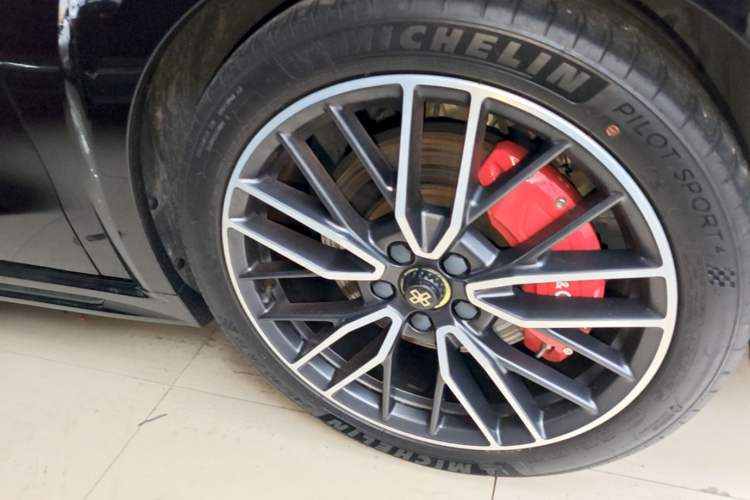 Used Lynk & Co 02 Hatchback 2021 2.0TD Halo Driving Control Kit Edition Left Front Wheel Hub