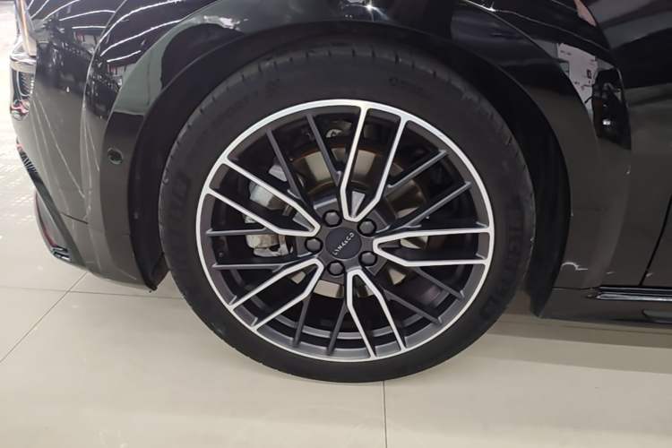 Used Lynk & Co 02 Hatchback 2021 2.0TD Halo Driving Control Kit Edition Left Front Wheel Hub