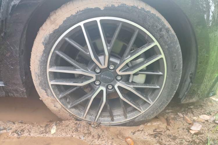 Used Lynk & Co 02 Hatchback 2021 2.0TD Halo Driving Control Kit Edition Right Front Wheel Hub