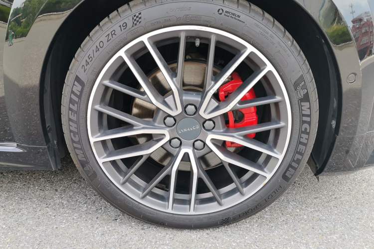 Used Lynk & Co 02 Hatchback 2021 2.0TD Halo Driving Control Kit Edition Right Front Wheel Hub