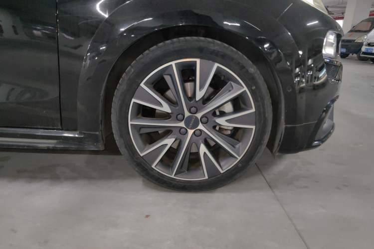 Used Lynk & Co 02 Hatchback 2021 2.0TD Halo Driving Control Kit Edition Right Front Wheel Hub