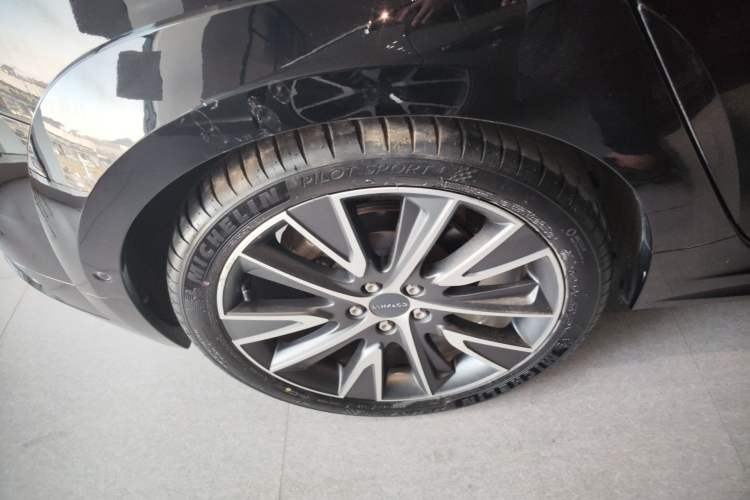 Used Lynk & Co 02 Hatchback 2021 2.0TD Halo Right Rear Wheel Hub