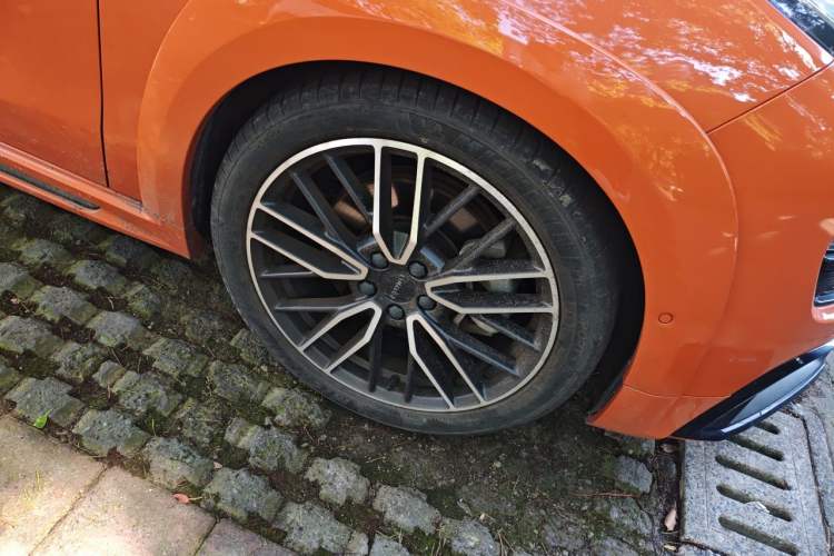 Used Lynk & Co 02 Hatchback 2021 2.0TD Halo Driving Control Kit Edition Right Front Wheel Hub