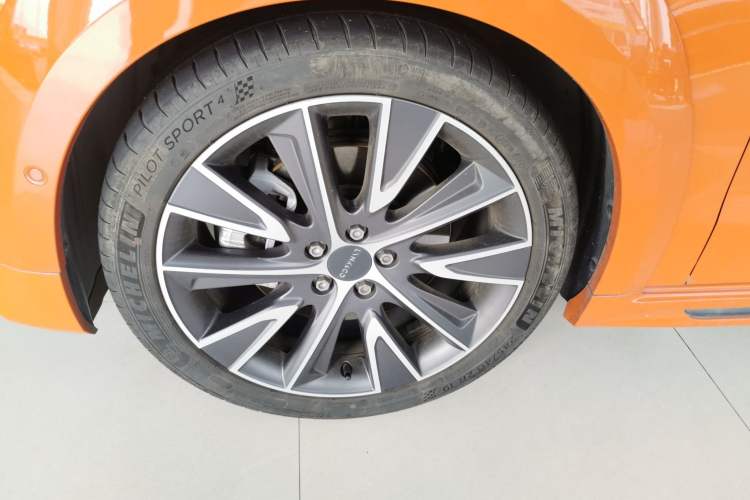 Used Lynk & Co 02 Hatchback 2021 2.0TD Halo Left Front Wheel Hub