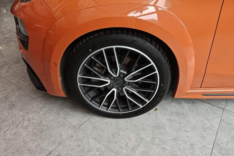 Used Lynk & Co 02 Hatchback 2021 2.0TD Halo Driving Control Kit Edition Left Front Wheel Hub